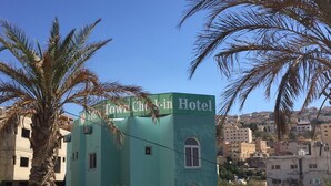 En byggnad med en skylt som visar texten ”Iowa Check-in Hotel”.