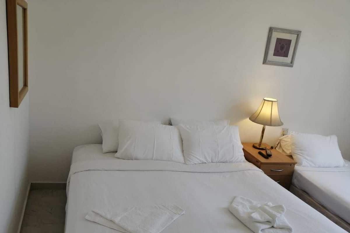 Chambre Deluxe double ou avec lits jumeaux | Minibar, coffre-fort, rideaux d’obscurcissement, décor unique
