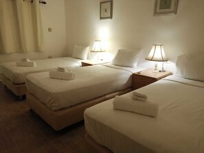 Minibar, caja de seguridad en la habitación y decoración personalizada 