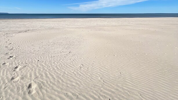 Beach - BEACHFRONT COTTAGE IN WASAGA BEACH - SANDPIPER BEACH RESORT - COTTAGE # 8 (Wasaga Beach)
