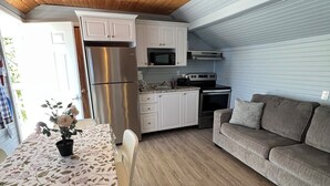 Interior - BEACHFRONT COTTAGE IN WASAGA BEACH - SANDPIPER BEACH RESORT - COTTAGE # 8 (Wasaga Beach)