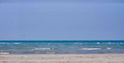 BEACHFRONT COTTAGE IN WASAGA BEACH - SANDPIPER BEACH RESORT - COTTAGE # 8