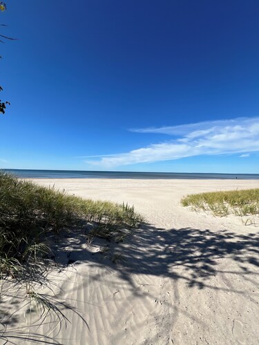 BEACHFRONT COTTAGE IN WASAGA BEACH - SANDPIPER BEACH RESORT - COTTAGE # 1