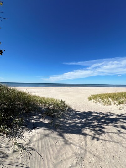 BEACHFRONT COTTAGE IN WASAGA BEACH - SANDPIPER BEACH RESORT - COTTAGE # 1