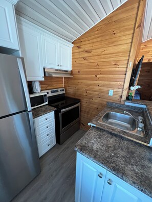 Réfrigérateur, micro-ondes, four, plaque de cuisson