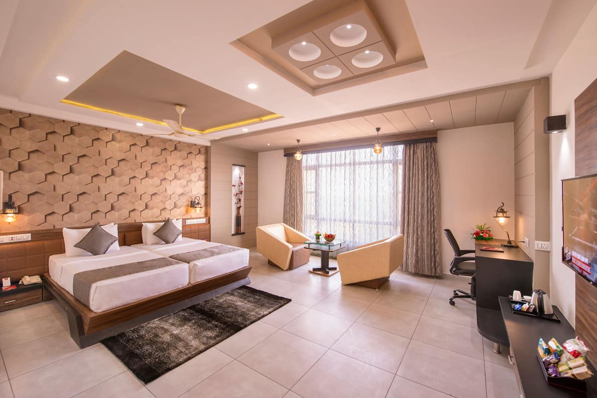 Executive Room | 1 bedroom, minibar, in-room safe, desk