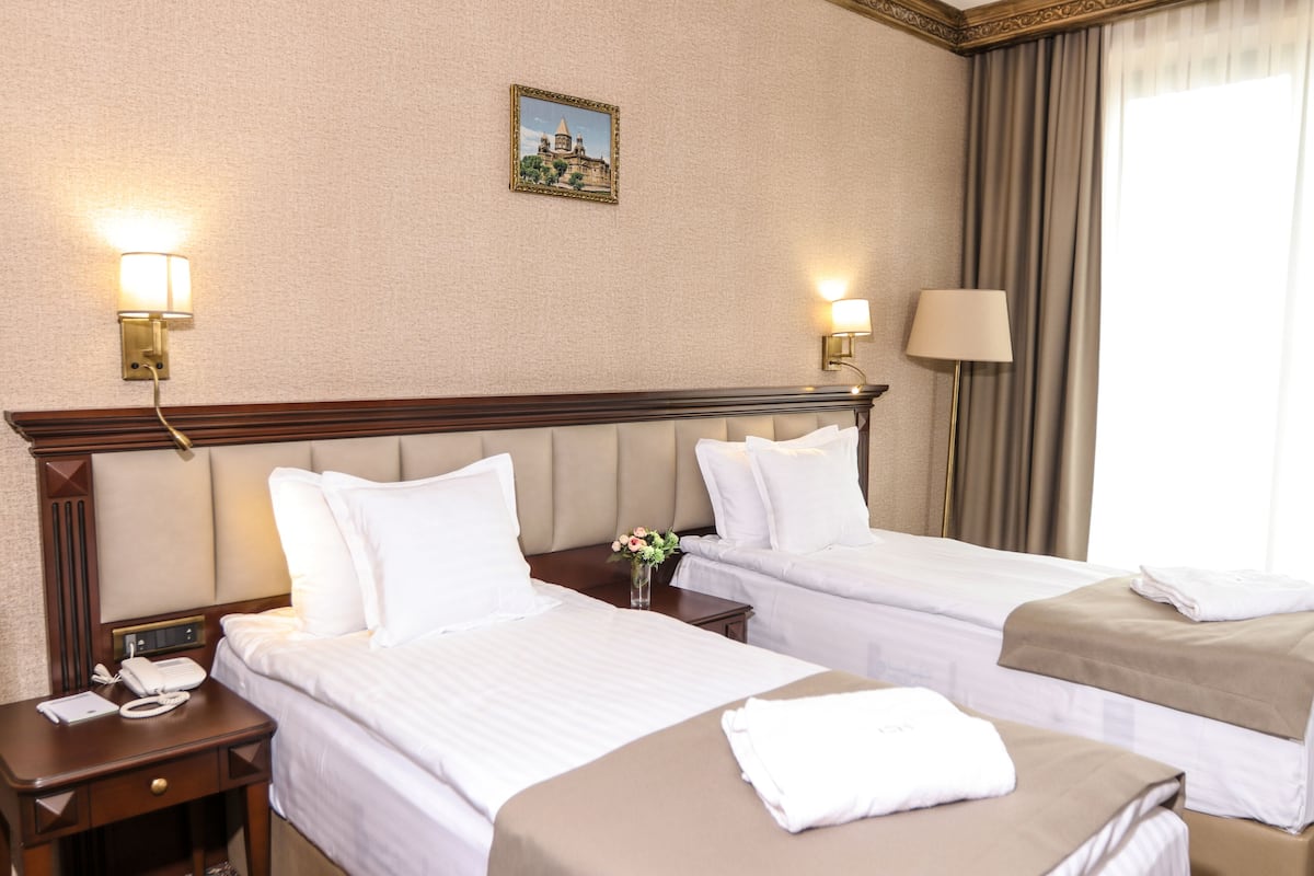 Twin Room, 2 Twin Beds | Premium bedding, minibar, in-room safe, laptop workspace