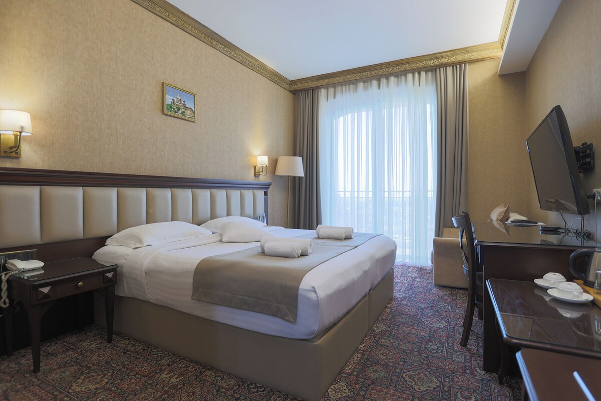 Standard Room with Balcony | Premium bedding, minibar, in-room safe, laptop workspace