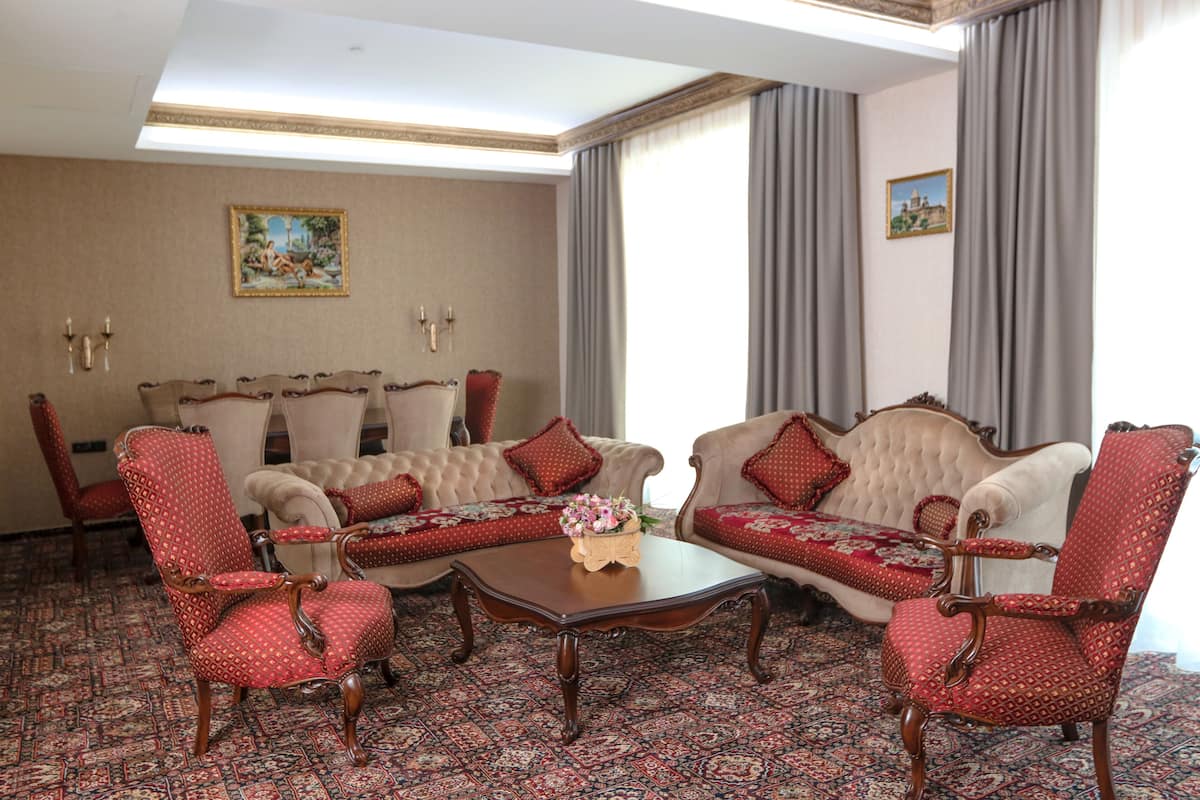 Suite | Premium bedding, minibar, in-room safe, laptop workspace