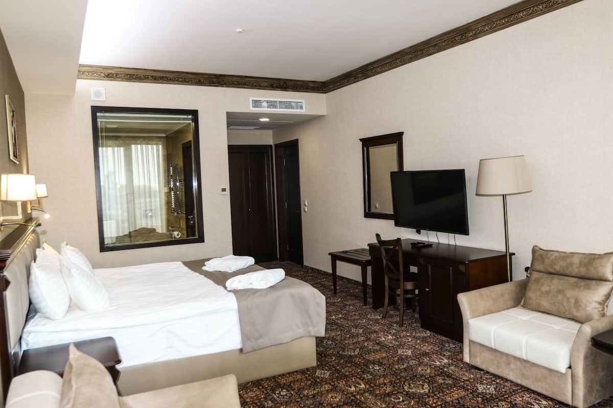 Junior Suite | Premium bedding, minibar, in-room safe, laptop workspace