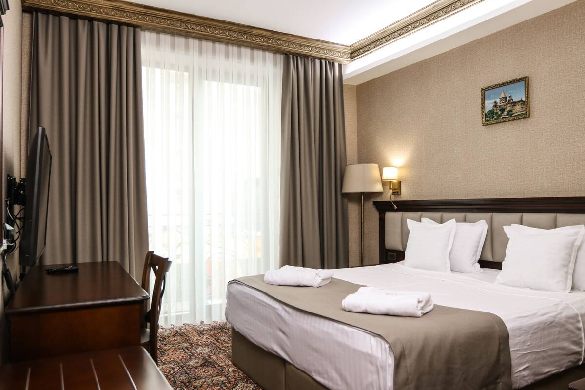Double Room | Premium bedding, minibar, in-room safe, laptop workspace