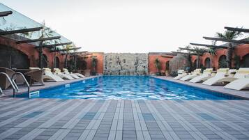 Una piscina al aire libre