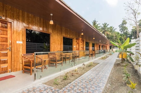 Property grounds. Hotel Golden Pebble