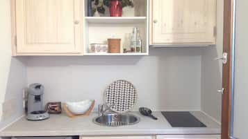 Een koelkast, een kookplaat, een koffiezetapparaat/waterkoker