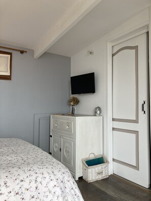 1 habitación, tabla de planchar con plancha, wifi gratis y ropa de cama 