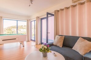 Games room - **Wide Penthouse Marina resort club + pool view** (Albufeira)