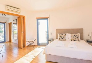 2 habitaciones, escritorio y tabla de planchar con plancha 