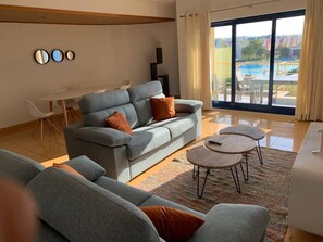 TV, offices - **Wide Penthouse Marina resort club + pool view** (Albufeira)