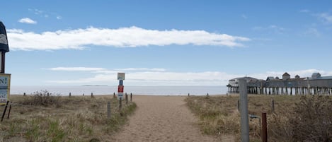 Na praia, espreguiçadeiras, toalhas de praia 