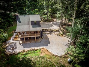 Exterior - 🍁 Huckleberry Cabin - wifi, Fireplace,  fire pit, VIEWS! Only 3 miles To Helen! (Cleveland)
