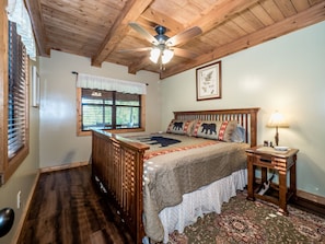 3 bedrooms, iron/ironing board, travel cot, free WiFi - 🍁 Huckleberry Cabin - wifi, Fireplace,  fire pit, VIEWS! Only 3 miles To Helen! (Cleveland)