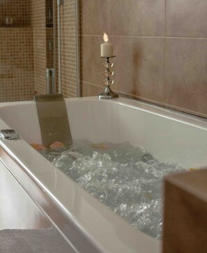 Bathtub, jetted tub, hair dryer, bidet