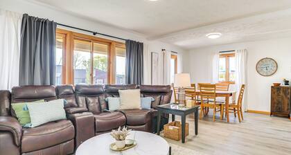 2 Living Areas! Cedar Home 11 Mi to Mt Holiday Ski