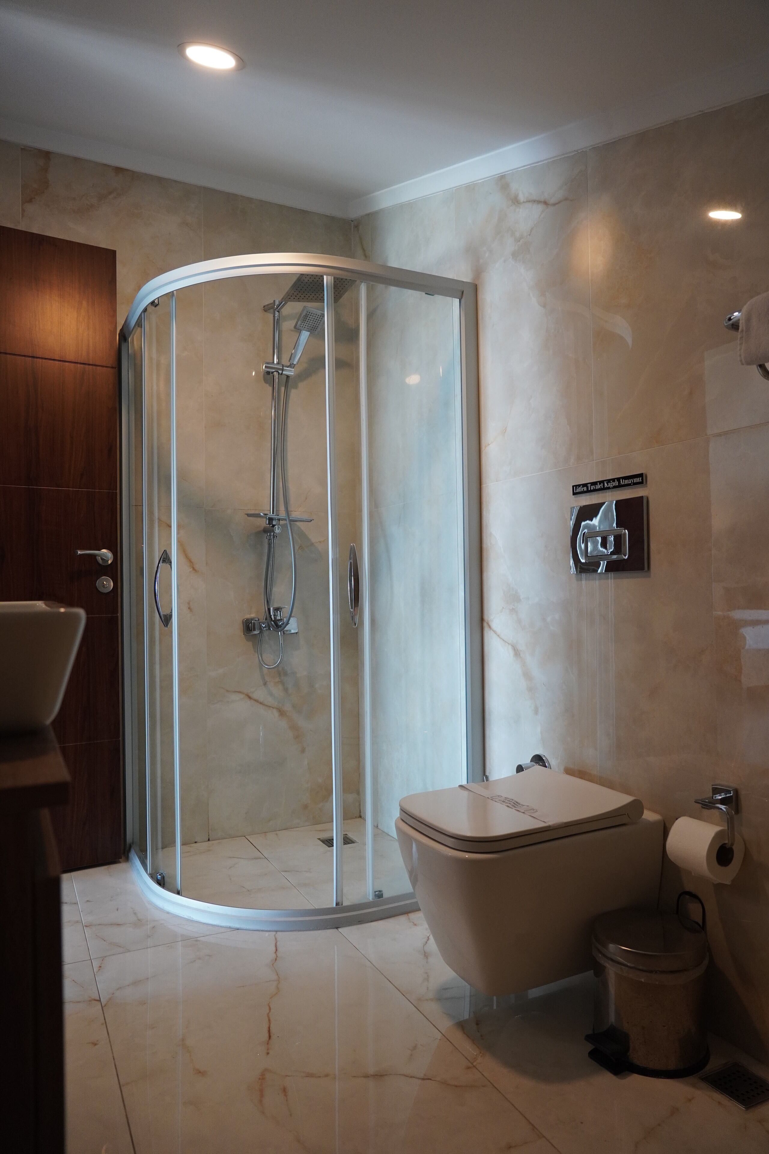 family room, sea view | bathroom | shower, hydromassage showerhead, hair dryer, slippers