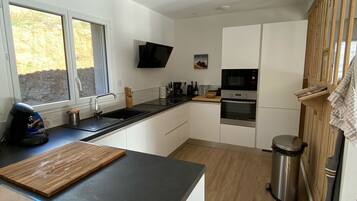 Een koelkast, een microgolfoven, een oven, een kookplaat