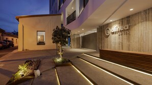 A modern building with a sign for 'Alinea Suites.' - Alinea Suites Limassol Center (Limassol)
