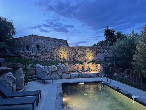 House sheep style equipped, air-conditioned, three bedrooms, with pool