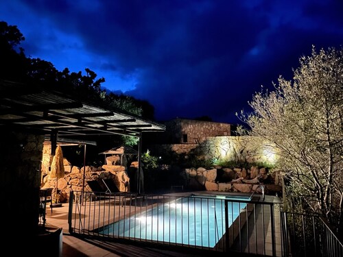 House sheep style equipped, air-conditioned, three bedrooms, with pool