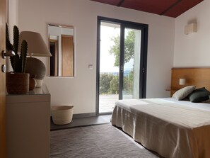 3 bedrooms, iron/ironing board, travel cot, free WiFi