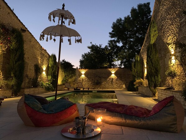 Outdoor pool, a heated pool - Character house with a pool in the middle of a historic village (Beauvais-sur-Matha)