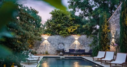 Casa de carácter con piscina en medio de un pueblo idílico