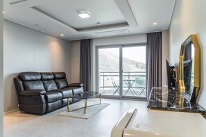 Suite (A) | In-room safe, blackout curtains, free WiFi, bed sheets - Namhae Sports Park Hotel (Namhae)