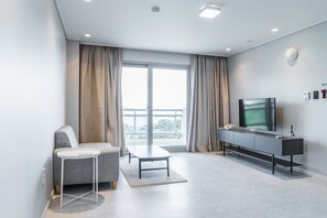 Familien-Suite | Zimmersafe, Verdunkelungsvorhänge, kostenloses WLAN, Bettwäsche