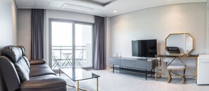 Suite (A) | Zimmersafe, Verdunkelungsvorhänge, kostenloses WLAN, Bettwäsche