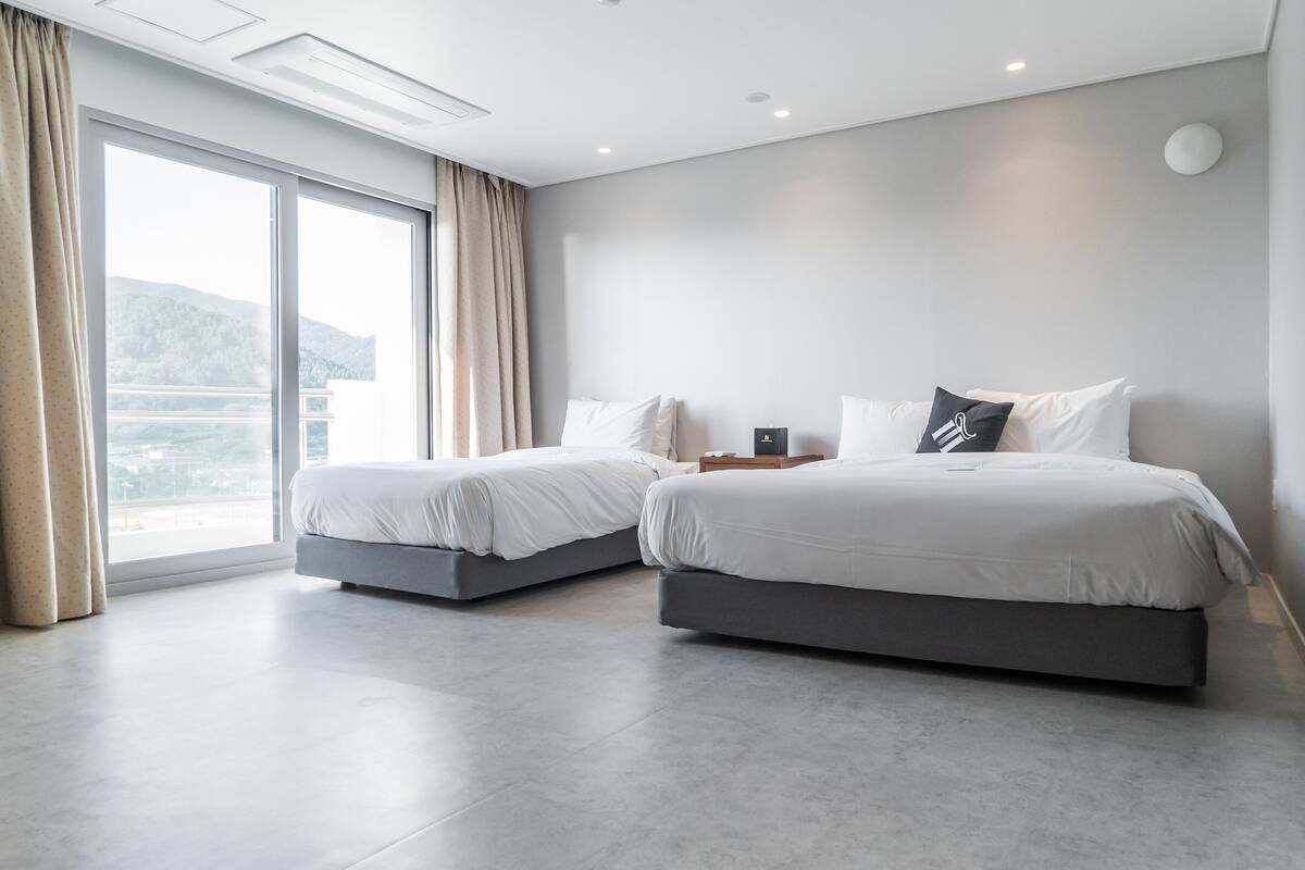 Deluxe Twin Room | In-room safe, blackout drapes, WiFi (free), bed sheets