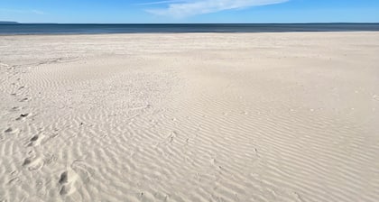 BEACHFRONT COTTAGE IN WASAGA BEACH - SANDPIPER BEACH RESORT - COTTAGE # 4