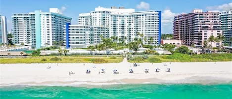 På stranden, solsenger og strandhåndklær