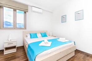 Deluxe Apartment | Soundproofing, iron/ironing board, free WiFi, bed sheets - Apartments Maestral (Tivat)