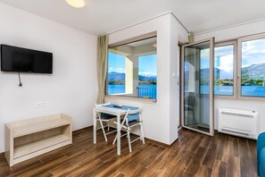 Studio Suite | Soundproofing, iron/ironing board, free WiFi, bed sheets - Apartments Maestral (Tivat)