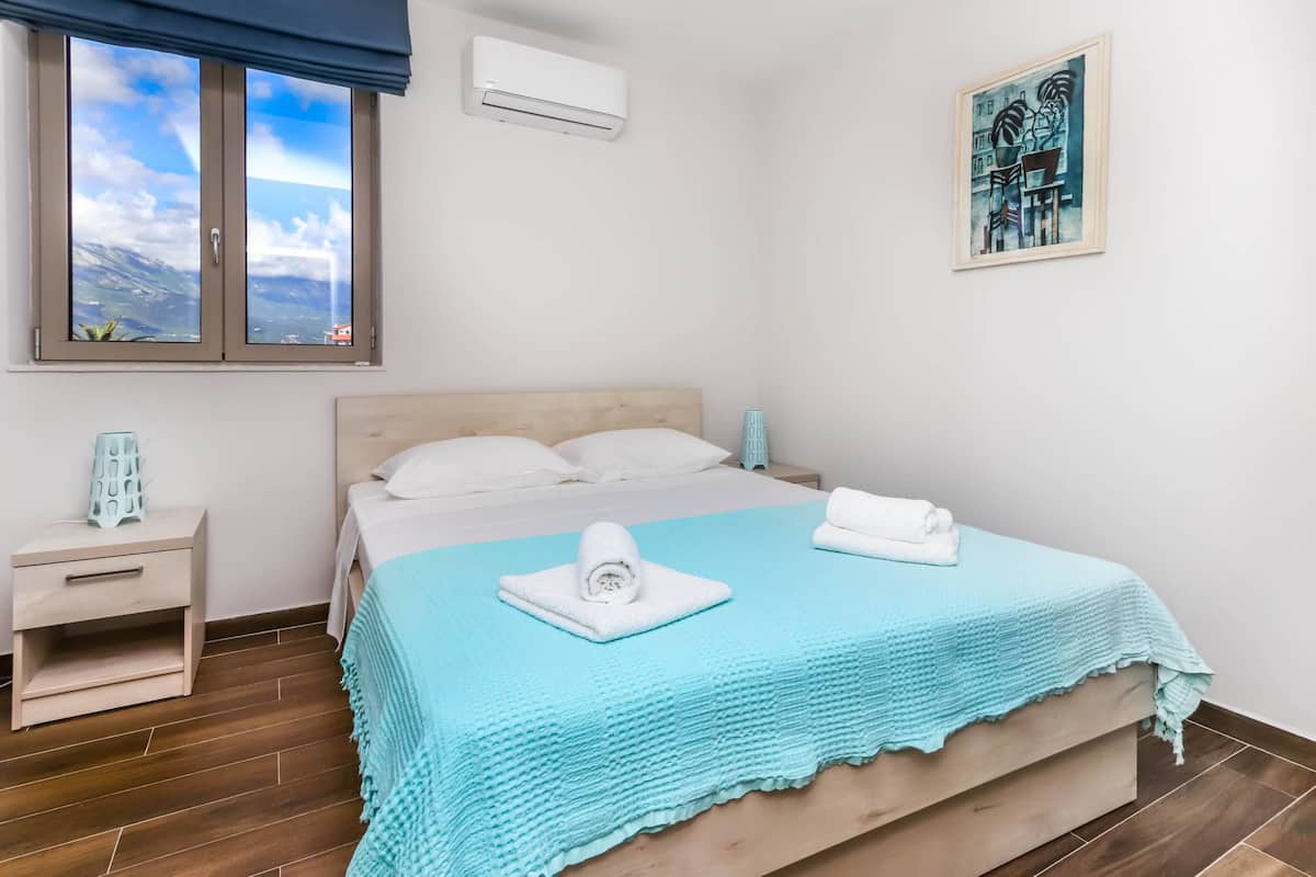 Exclusive Apartment | Soundproofing, iron/ironing board, WiFi (free), bed sheets