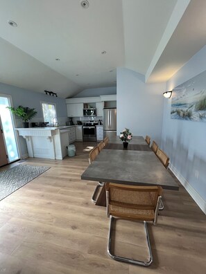 Dining - BEACHFRONT COTTAGE IN WASAGA BEACH - SANDPIPER BEACH RESORT - COTTAGE UNIT # 16 (Wasaga Beach)