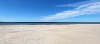 BEACHFRONT COTTAGE IN WASAGA BEACH - SANDPIPER BEACH RESORT - COTTAGE # 3