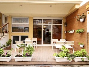 Outdoor dining - Hotel Bylis (Tirana)