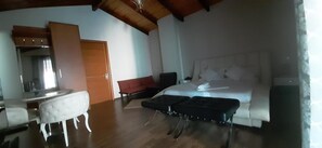 Minibar, in-room safe, desk, blackout drapes - Hotel Bylis (Tirana)