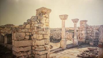 Les vestiges d’une ancienne construction en pierre, avec des colonnes et des murs.
