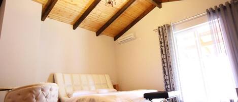 Minibar, coffres-forts dans les chambres, bureau, rideaux occultants